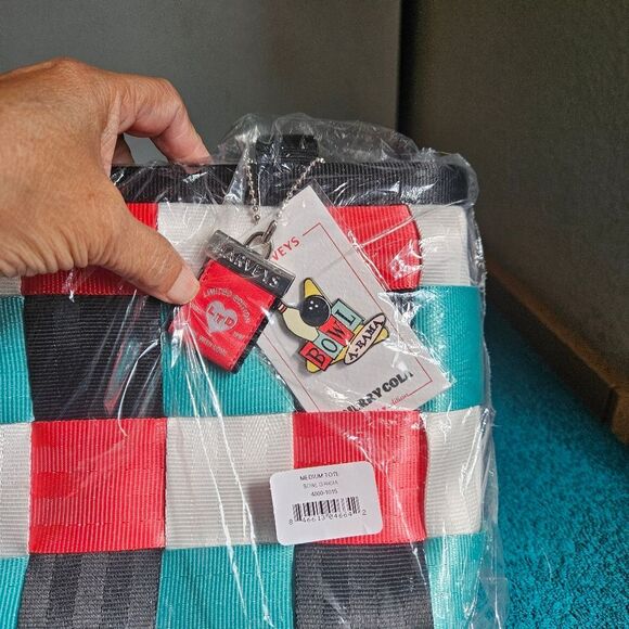 Harvey's Seatbelt Bag Medium Tote - Picture 4 of 6